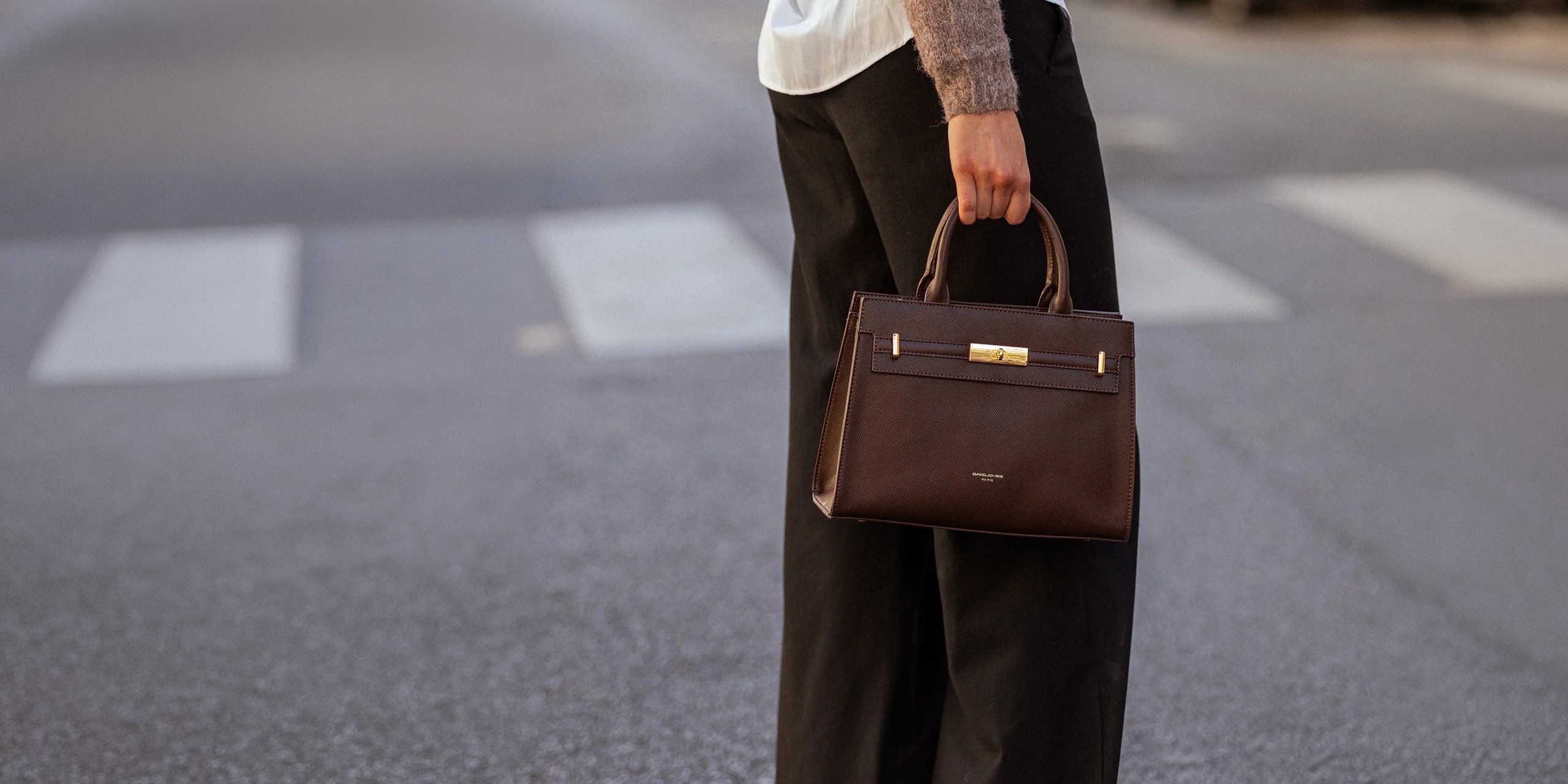 Mujer cruzando la calle con bolso de hombro David Jones color café